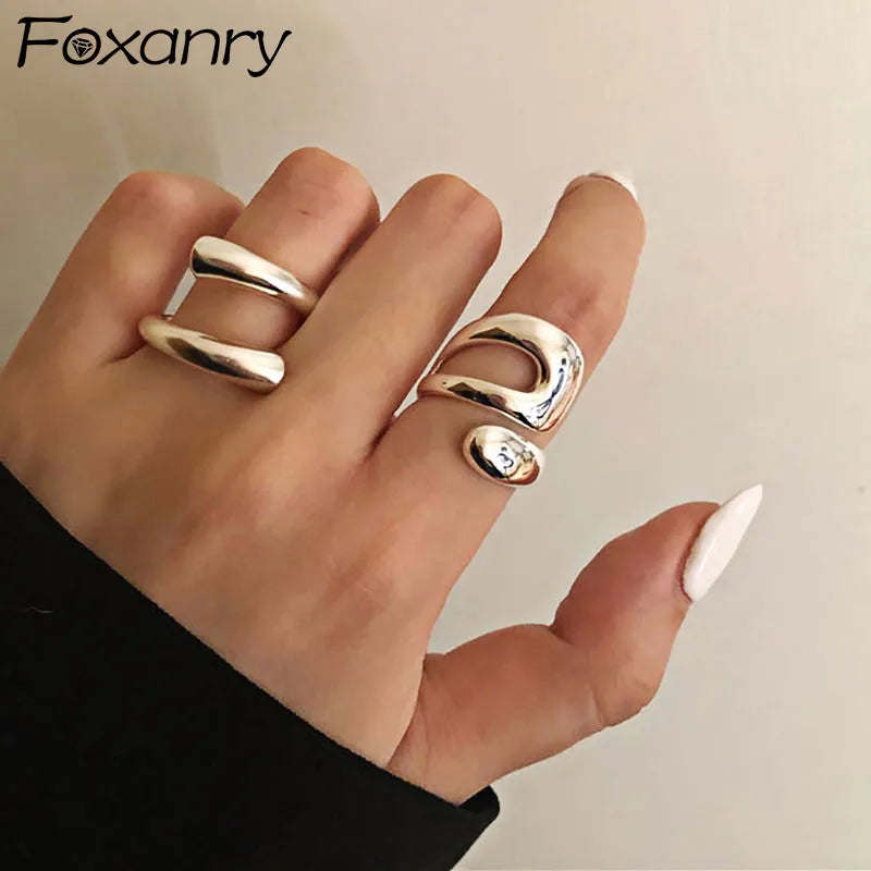 Anillo geométrico minimalista de plata: elegante diseño hueco para mujer