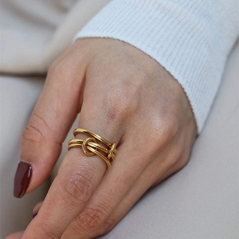 Anillo de múltiples capas con forma de bucle de EBbelle: acero inoxidable chapado en oro de 18 quilates, joyería hipoalergénica y que no se deslustra para mujeres