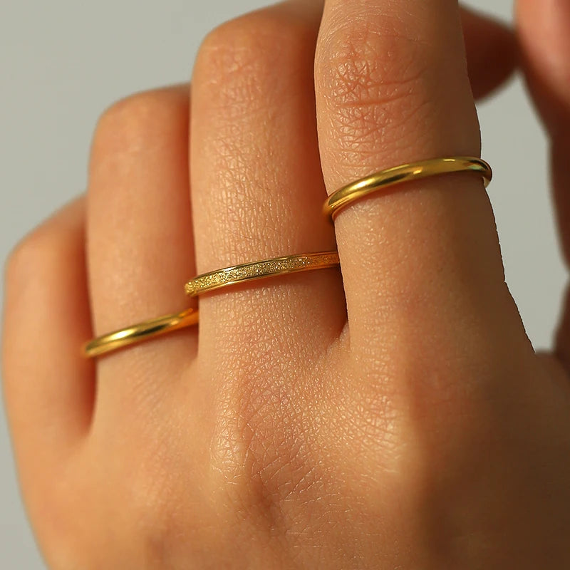 Anillo minimalista para nudillos de acero inoxidable chapado en oro de 18 quilates: resistente al deslustre y al agua