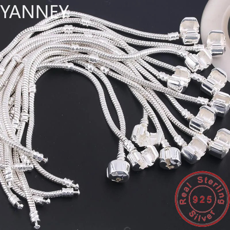 Pulsera con dijes en plata de ley 925: joyas elegantes y atemporales para mujeres