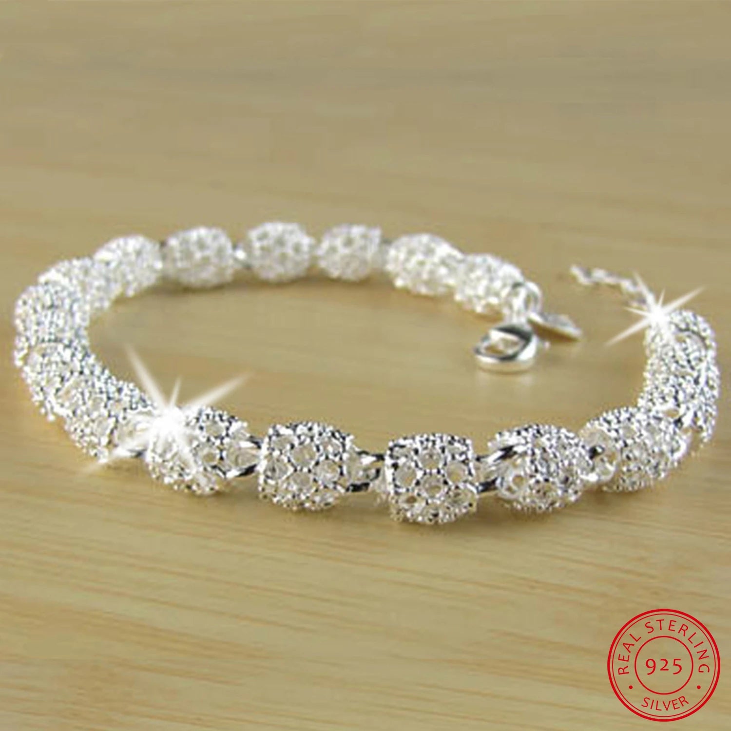 Pulsera con dije de flor en plata de ley 925: joyería elegante y atemporal para mujeres