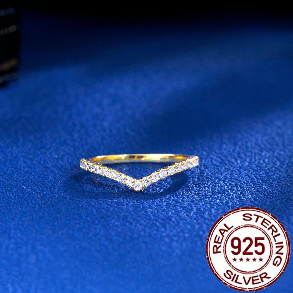 Anillo apilable en forma de V de plata esterlina 925 de CWWZircons: chapado en oro, circonita cúbica brillante, regalo de joyería fina para mujeres