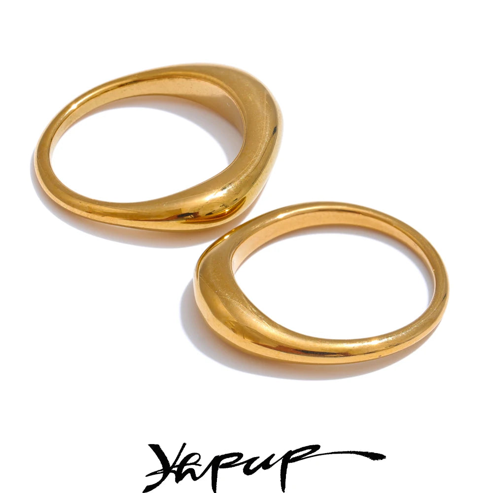 Anillo minimalista de acero inoxidable con textura dorada: diseño geométrico elegante bañado en PVD de 18 quilates