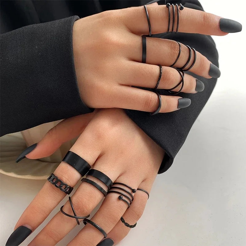 Conjunto de anillos geométricos minimalistas en oro y negro: joyas de moda para mujeres