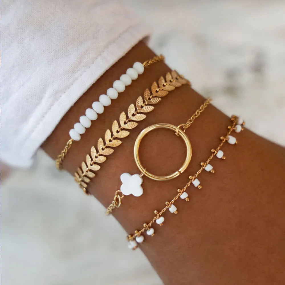 Juego de pulseras de hojas de color dorado de Bohemia para mujer, brazalete con cuentas blancas y dijes redondos, joyería bohemia para niñas, regalo