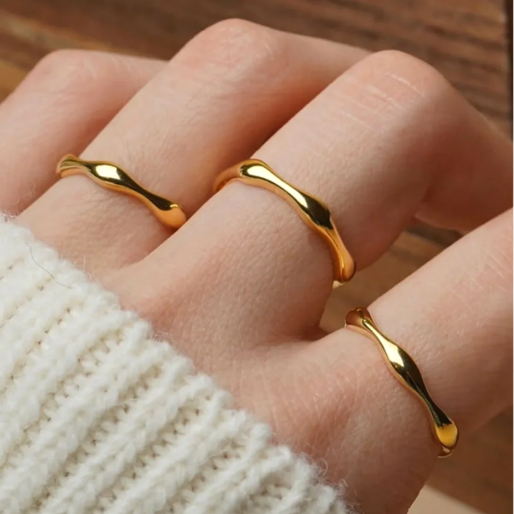 Anillos minimalistas apilables de oro y plata con ondas: joyas de acero inoxidable para mujeres y hombres