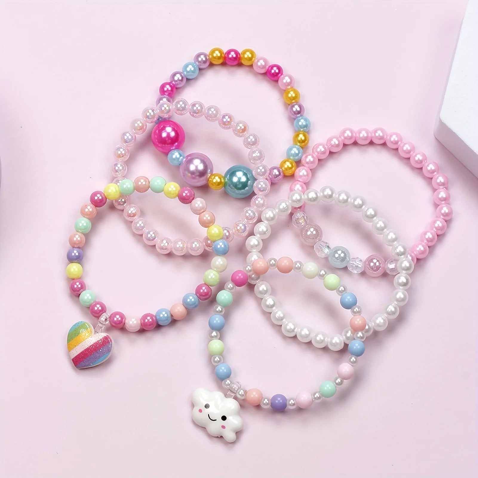 Bonita pulsera de acrílico con dijes para niñas: diseño de plástico moderno y duradero