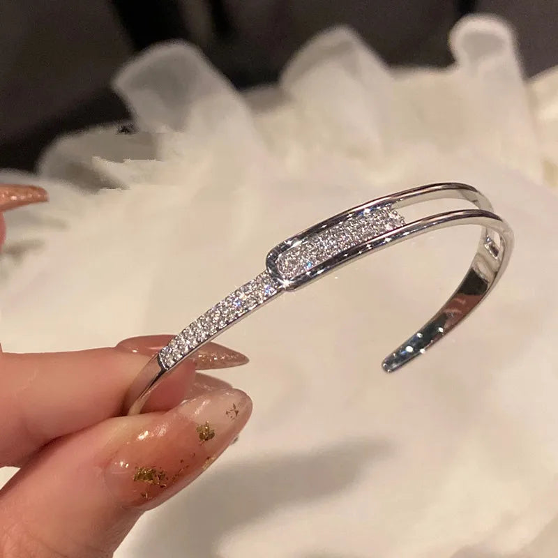 Elegante pulsera con dije de lazo en plata de ley 925: joyería clásica y atemporal