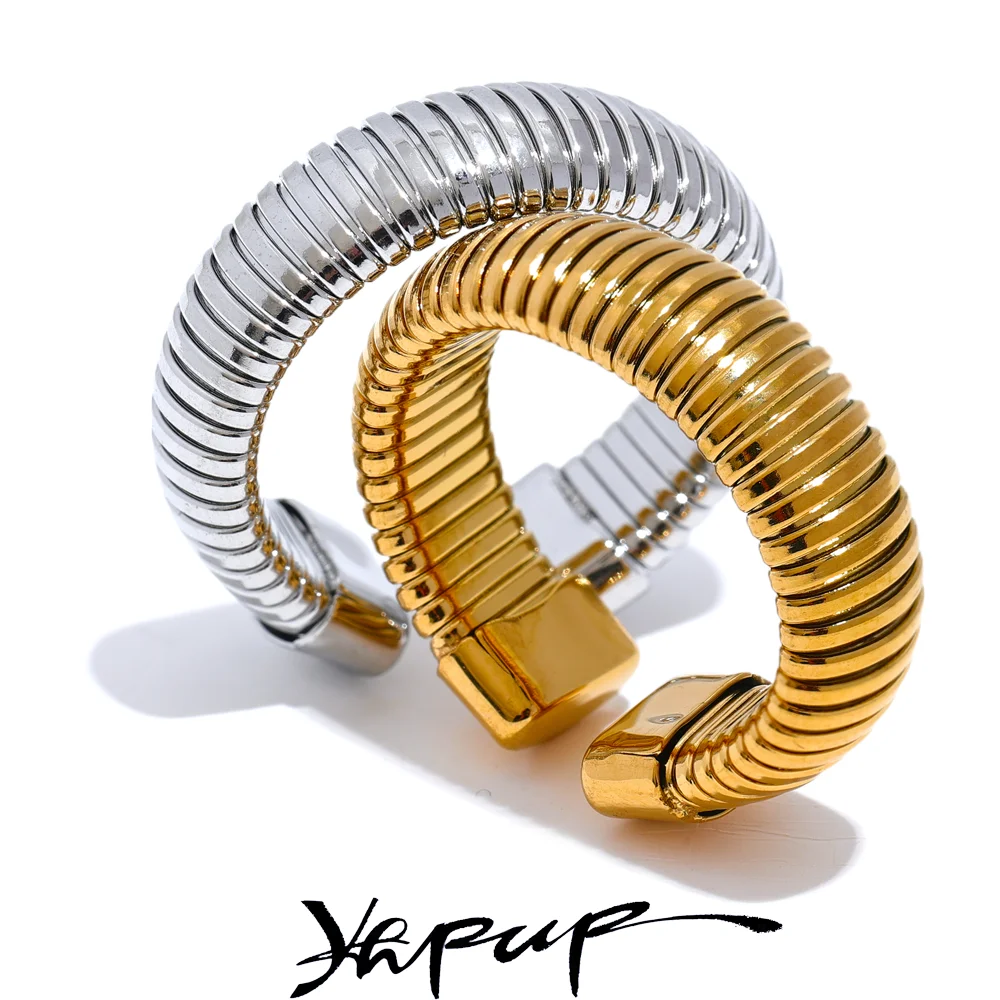 Anillo minimalista abierto de acero inoxidable bañado en oro de 18 quilates: joyería elegante y atemporal