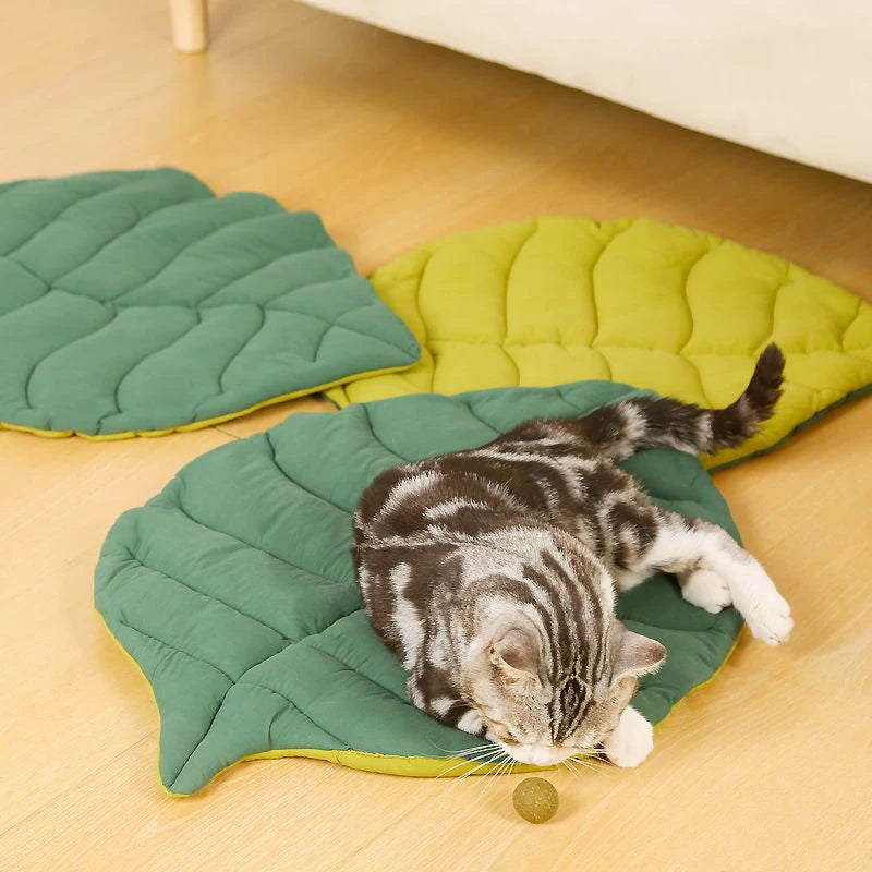 Leaf-Shaped Cat Bed Mat - Double-Sided Cotton Pet Blanket (2 Sizes, Washable)