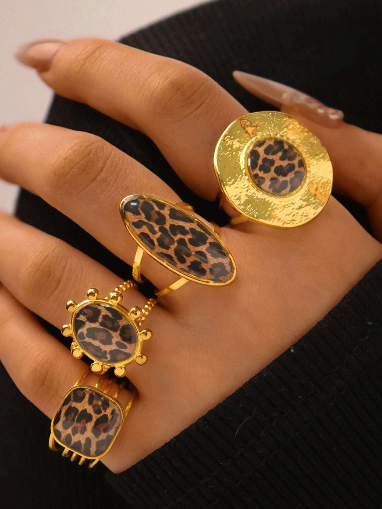 Anillo de acero inoxidable bañado en oro de 18 quilates con estampado de leopardo: joyas modernas y elegantes