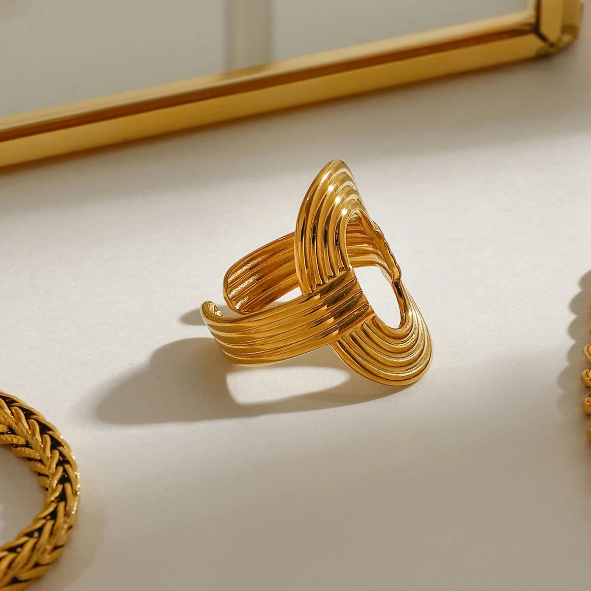 Anillo minimalista ovalado retorcido: acero inoxidable chapado en oro de 18 quilates, resistente al agua y a la decoloración