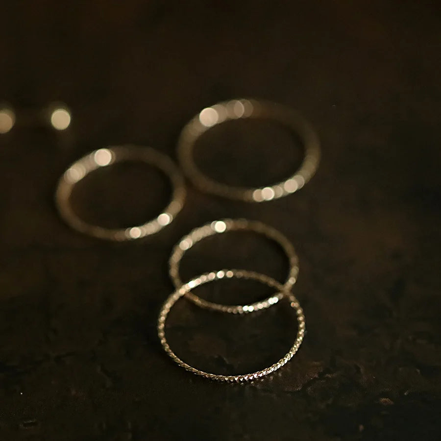 Anillo apilable minimalista de plata de ley 925: elegante banda bañada en oro de 14 quilates