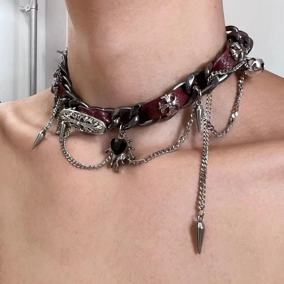Colgante geométrico de metal llamativo: joyería punk atrevida para mujeres