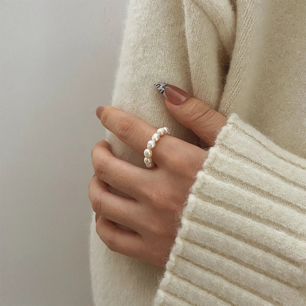 Anillo elegante con perlas y cuentas: joyería clásica y atemporal para mujeres