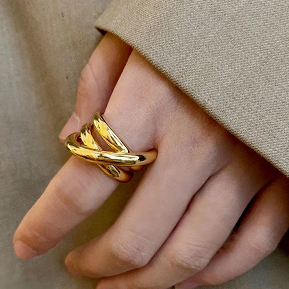 Anillo abierto minimalista de acero inoxidable bañado en oro: joyería elegante y moderna para mujeres