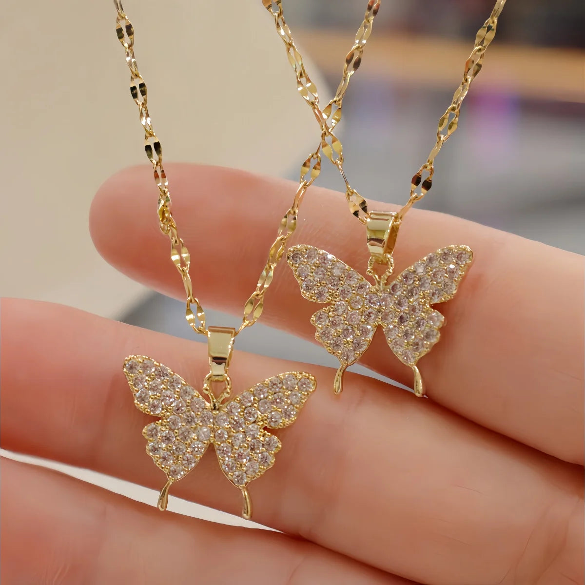Elegante collar con colgante de mariposa: joyas de cristal brillante para mujer