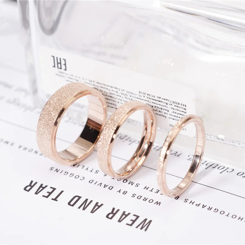 Anillos minimalistas de acero inoxidable esmerilado para parejas: elegantes alianzas de boda unisex