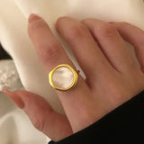 Anillo minimalista de concha ovalada bañada en oro: elegante joyería para bodas y fiestas para mujeres