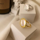 Anillo minimalista de concha ovalada bañada en oro: elegante joyería para bodas y fiestas para mujeres