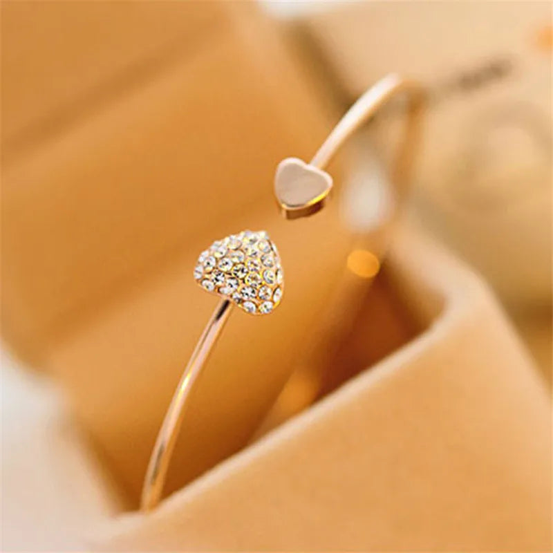 Brazalete ajustable con doble corazón de cristal: joyería elegante y moderna para mujer