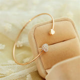 Brazalete ajustable con doble corazón de cristal: joyería elegante y moderna para mujer