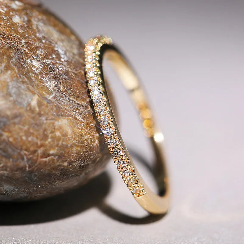 Elegante alianza de boda con circonita cúbica: joyería moderna y atemporal para mujeres