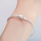 Pulsera de plata bañada en oro con dijes de moda: joyería elegante para mujeres