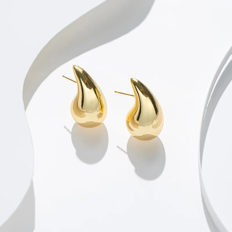 Pendientes minimalistas con forma de gota de agua dorada: un elegante regalo de joyería para mujeres