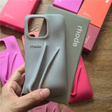 Estuche Rhode para iPhone 14 Pro y 15 Pro: funda de silicona suave con soporte para brillo de labios y lápiz labial, diseño mate y antideslizante