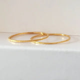 Anillo minimalista fino de acero inoxidable mate: elegante banda chapada en oro de 18 quilates para mujer
