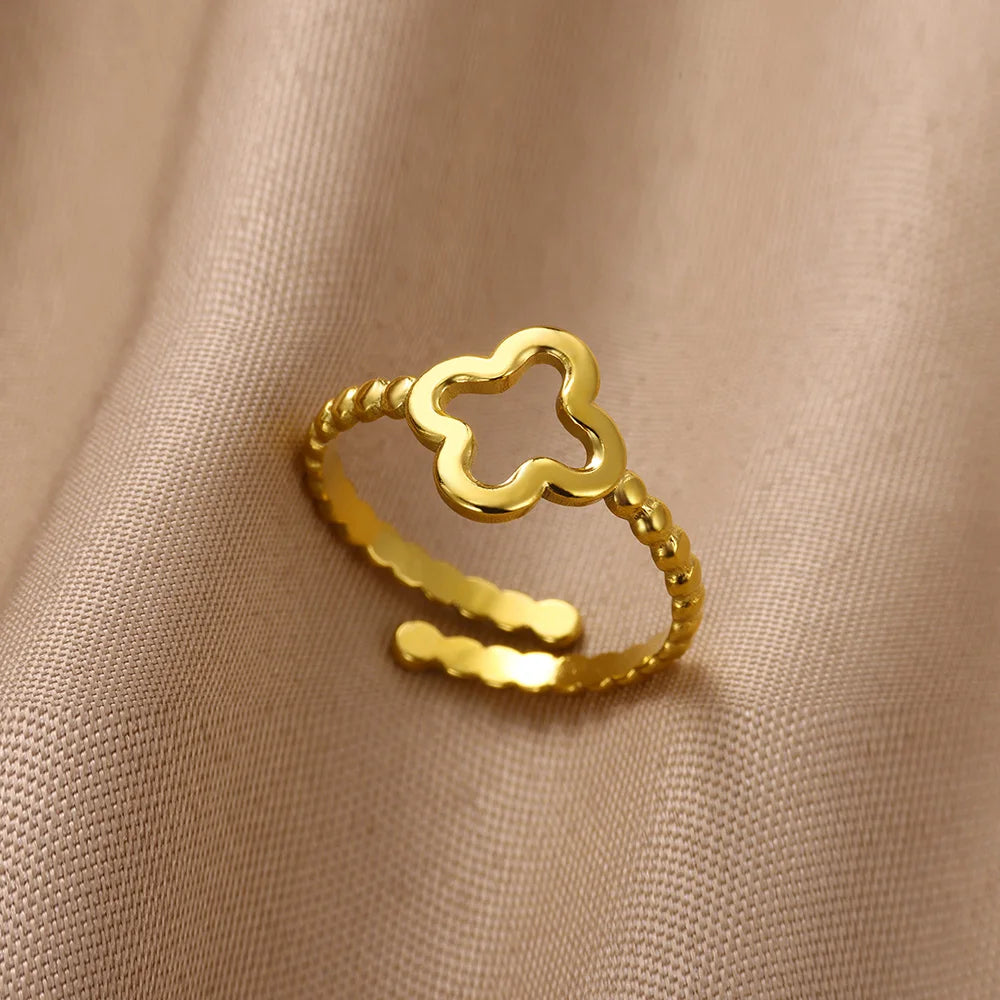 Anillo minimalista abierto de acero inoxidable con trébol de cuatro hojas: elegante joyería en tono dorado para mujer