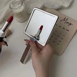 Espejo de maquillaje de mano y de escritorio cuadrado con forma líquida: un elemento esencial de belleza portátil