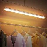 Luz nocturna LED con sensor de movimiento: lámpara inalámbrica recargable para gabinetes y escaleras