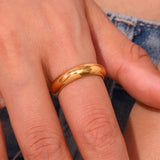 Anillo de acero inoxidable chapado en oro resistente al agua de EBbelle: banda minimalista hipoalergénica para mujer