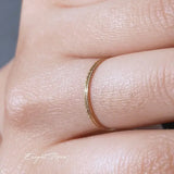 Anillo minimalista fino de acero inoxidable mate: elegante banda chapada en oro de 18 quilates para mujer