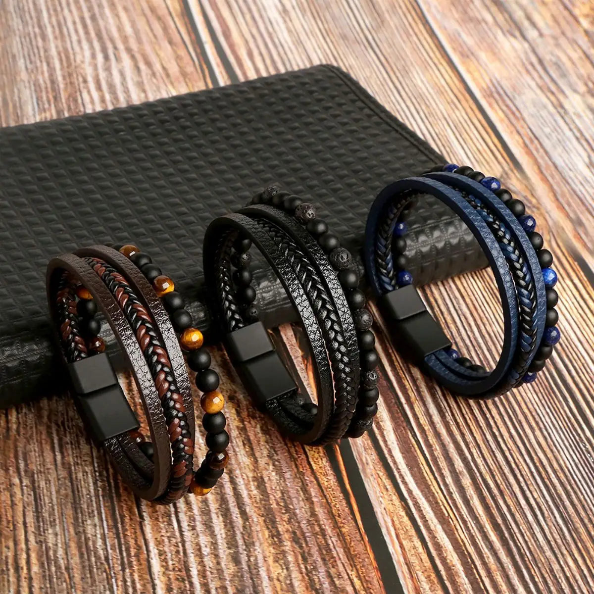 Pulsera de cuero trenzado en capas hecha a mano: elegante pulsera unisex con dijes