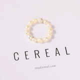 Anillo elegante con perlas y cuentas: joyería clásica y atemporal para mujeres