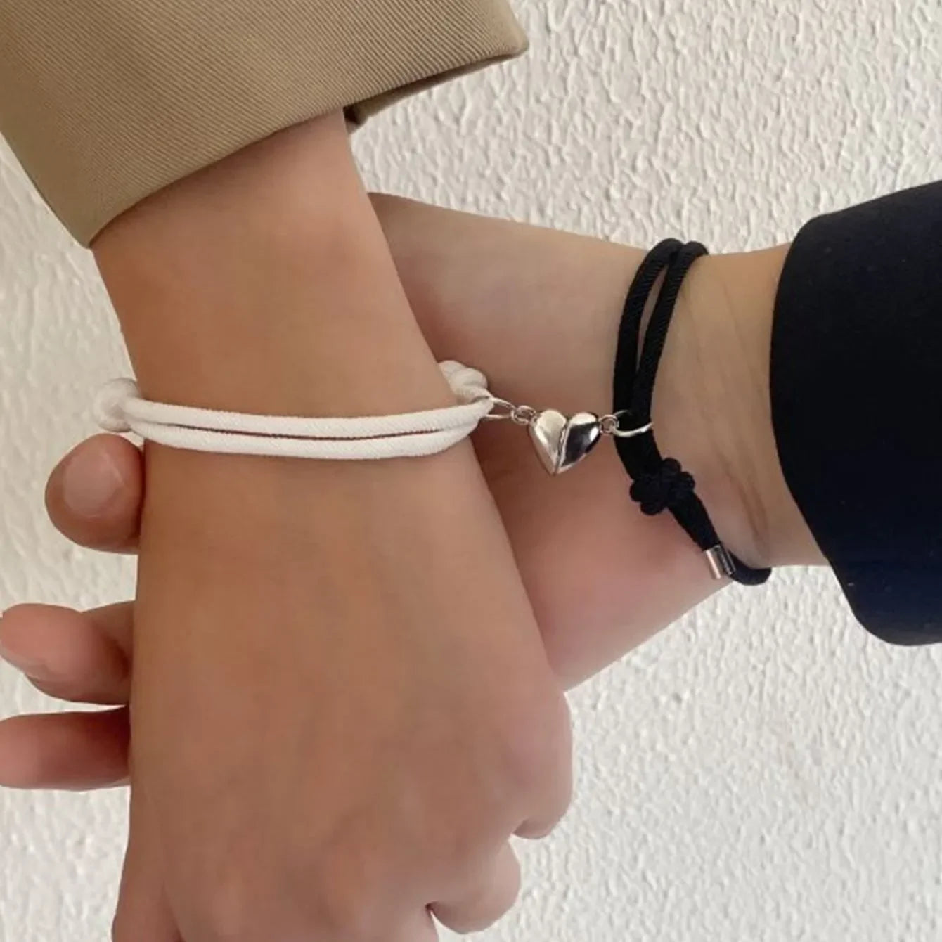 Pulsera ajustable de aleación de zinc con dijes: joyas elegantes y modernas para mujeres