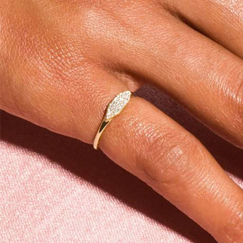 Elegante alianza de boda con circonita cúbica hexagonal: anillo moderno y atemporal para mujer