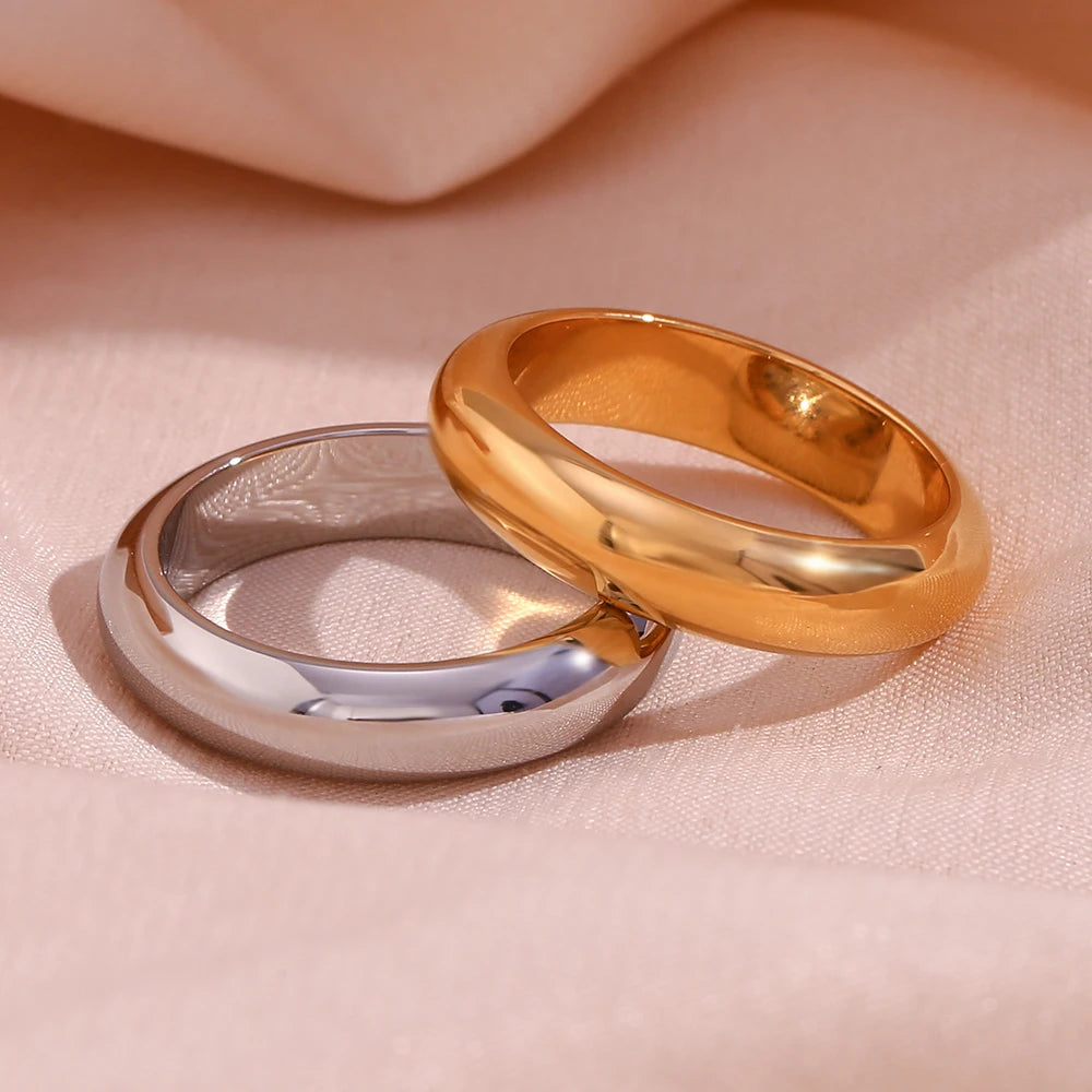 Anillo de acero inoxidable chapado en oro resistente al agua de EBbelle: banda minimalista hipoalergénica para mujer