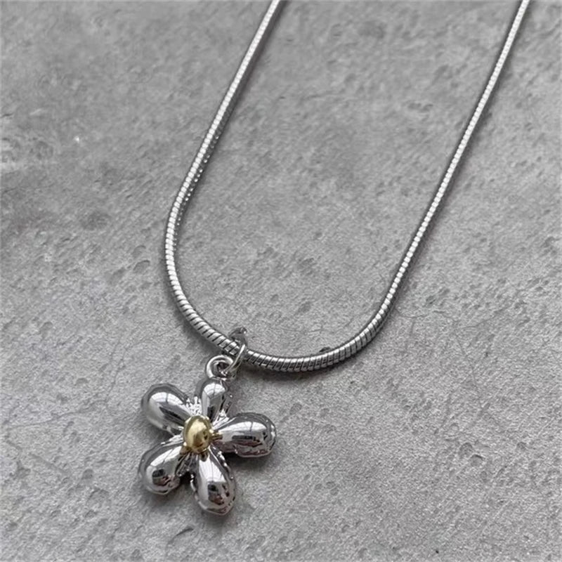 Elegante collar con colgante de estrella y cadena de serpiente: joyería de aleación de cobre de moda para mujeres