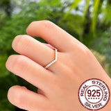 Anillo apilable en forma de V de plata esterlina 925 de CWWZircons: chapado en oro, circonita cúbica brillante, regalo de joyería fina para mujeres