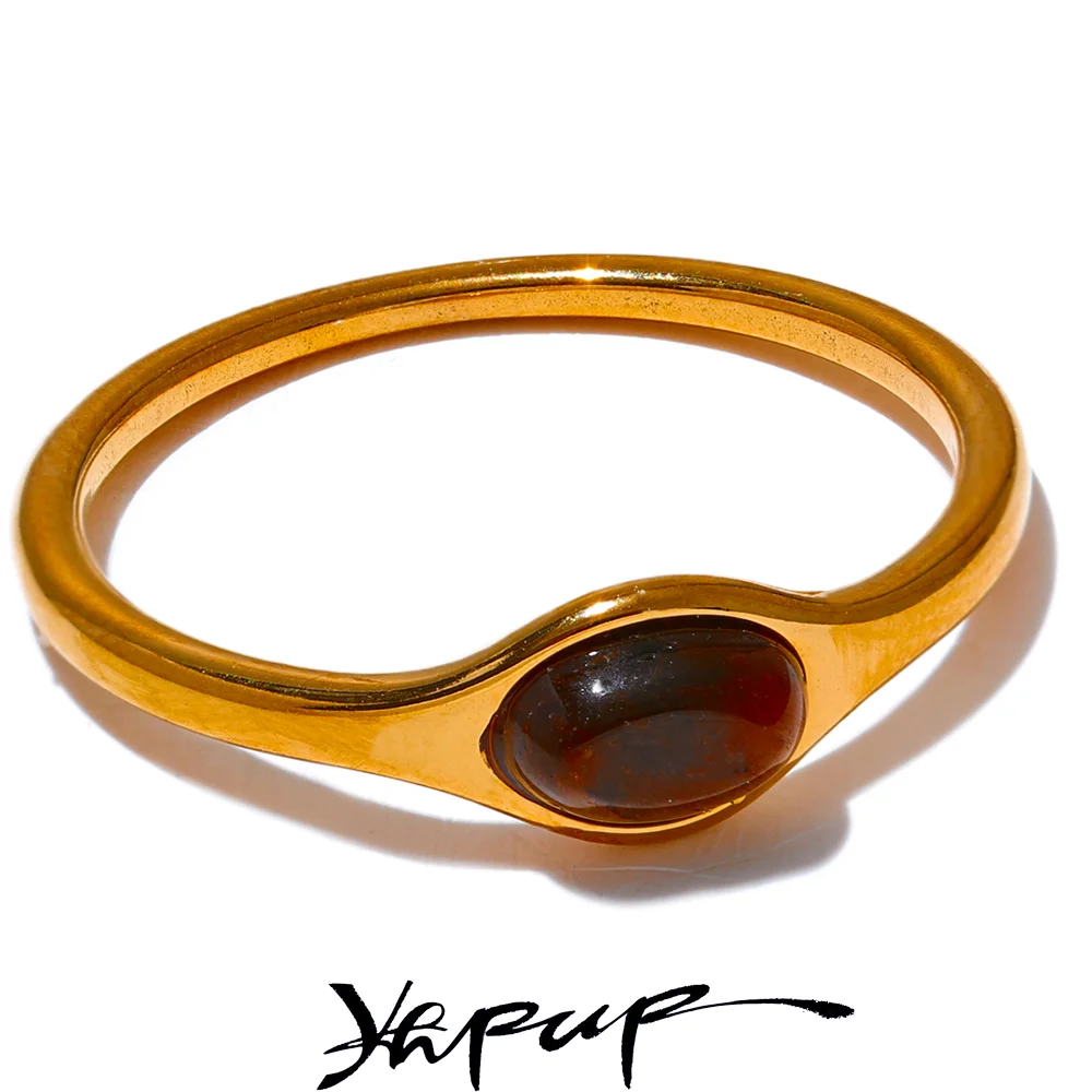 Anillo minimalista de acero inoxidable dorado con piedra natural: joyería elegante y resistente al agua