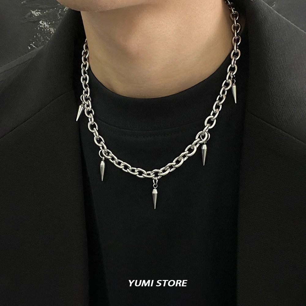 🔥 Collar con remaches de estilo hip hop: colgante cónico de acero de titanio para hombres y mujeres 🔥