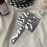 Espejo de maquillaje de mano y de escritorio cuadrado con forma líquida: un elemento esencial de belleza portátil
