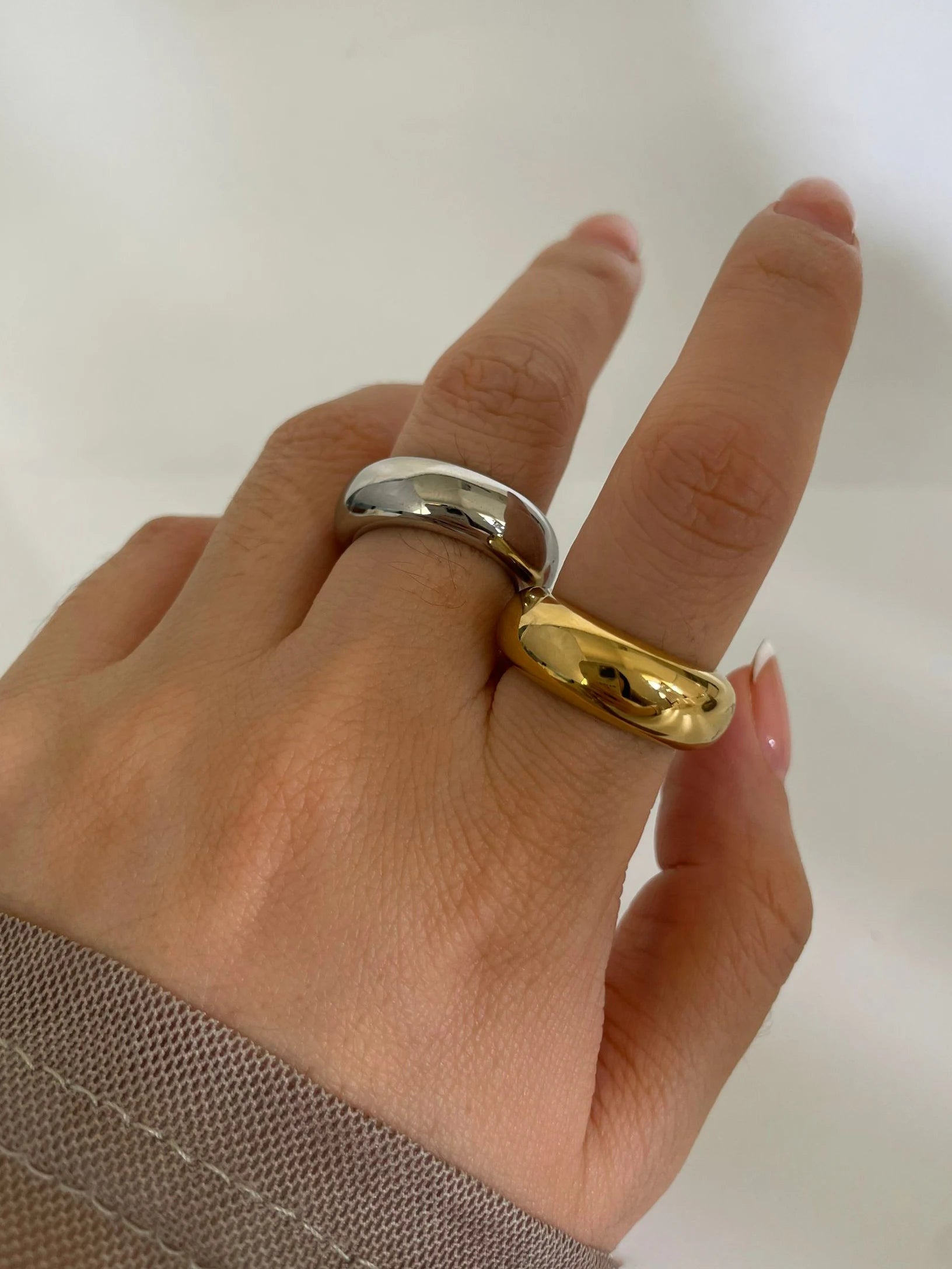 Anillos anchos minimalistas de Peri'sBox: anillos de moda apilables de acero inoxidable con baño de oro y plata lisos para hombres y mujeres