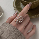 Anillo de cóctel con circonitas en plata de ley 925: joyería elegante y moderna para mujer