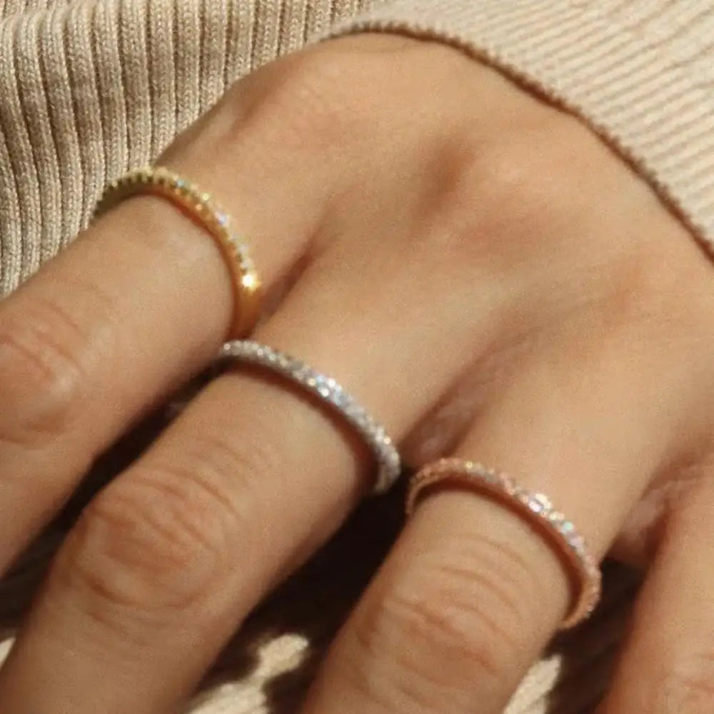 Elegante juego de anillos de eternidad apilables bañados en oro de 18 quilates: joyas minimalistas y atemporales