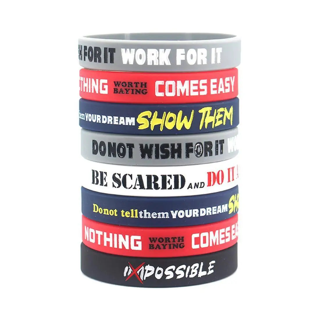Pulsera unisex de silicona con dijes: diseño casual y deportivo